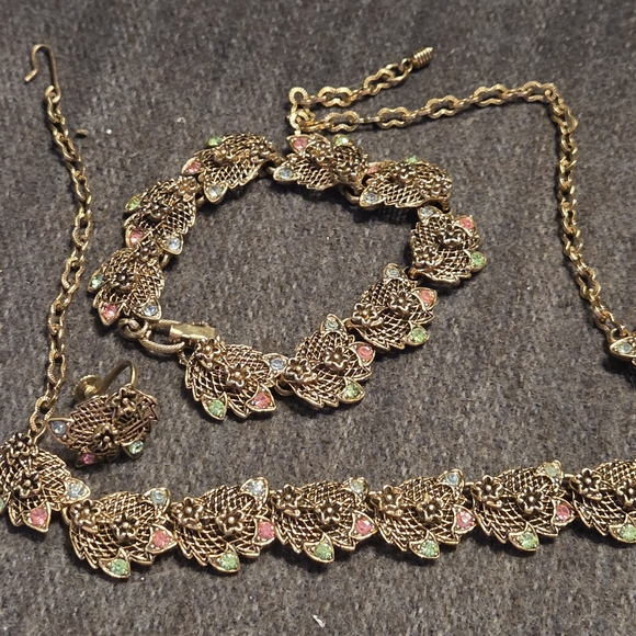 Vintage Gold Tone Floral Necklace 14" & Bracelet 6" Set Spring Easter Grannycore - Picture 2 of 6